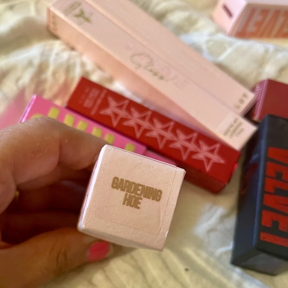 Jeffree Star Velvet Trap  Lipstick in GardeningHoe NIB